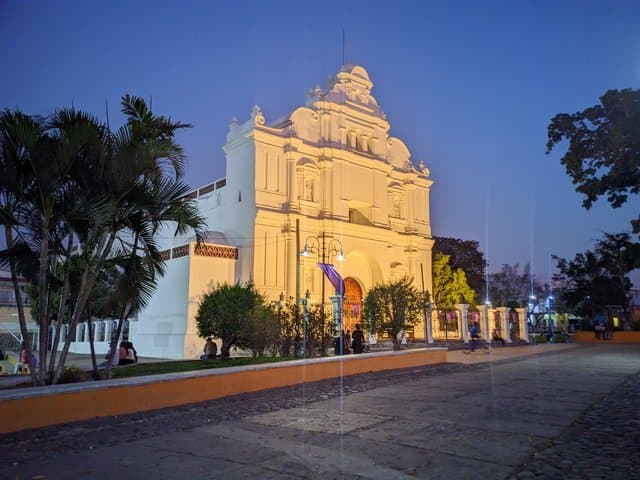 Iglesia de San Luis Jilotepeque iluminada al anochecer